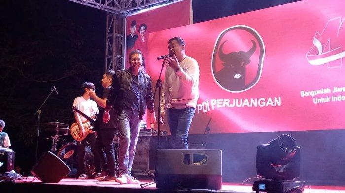 Ketua Dewan Perwakilan Rakyat Daerah Sulawesi Tenggara (DPRD Sultra), Abdurrahman Shaleh, hadir pada puncak Festival Kopi Tanah Air di Tugu Persatuan MTQ, Kelurahan Korumba, Kota Kendari, Provinsi Sultra, Jumat (27/05/2022) malam. Kegiatan tersebut digelar Dewan Pimpinan Daerah Partai Demokrasi Indonesia Perjuangan (DPD PDIP) Sultra.