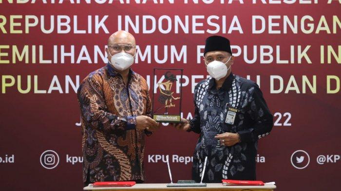 PEMILU 2024 - Ketua Komisi Pemilihan Umum (KPU) RI Ilham Saputra (kiri) bersama Direktur Pemberitaan Tribun Network Febby Mahendra Putra pada Penandatanganan Nota Kesepahaman antara KPU RI dengan Tribun Network di Gedung KPU, Jakarta Pusat, Kamis (6/1/2022). Kerja sama tersebut untuk penguatan informasi sekaligus mengantisipasi pemberitaan hoaks tentang penyelenggaraan Pilpres, Pemilu dan Pilkada 2024.