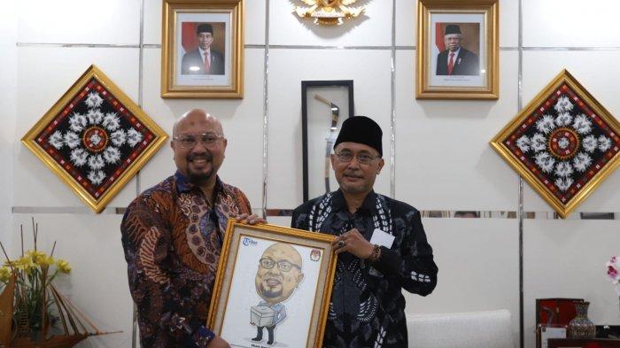 PEMILU 2024 - Ketua Komisi Pemilihan Umum (KPU) RI Ilham Saputra (kiri) bersama Direktur Pemberitaan Tribun Network Febby Mahendra Putra usai Penandatanganan Nota Kesepahaman antara KPU RI dengan Tribun Network di Gedung KPU, Jakarta Pusat, Kamis (6/1/2022). Kerja sama tersebut untuk penguatan informasi sekaligus mengantisipasi pemberitaan hoaks tentang penyelenggaraan Pilpres, Pemilu dan Pilkada 2024.