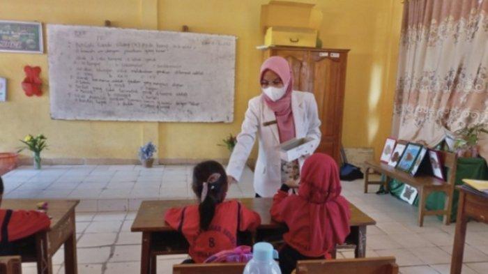 Mahasiswa Program Studi Pendidikan Profesi Apoteker Fakultas Farmasi Universitas Halu Oleo atau UHO Kendari Provinsi Sultra gelar pengabdian masyarakat