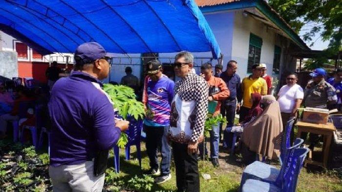 Pj Bupati Buton Tengah (Buteng) Muhammad Yusup membagikan 2000 polibet isi bibit tanaman untuk masyarakat Kecamatan Mawasangka.