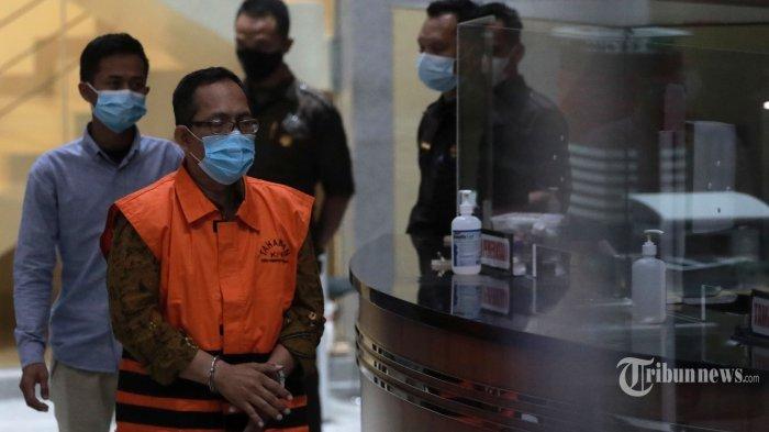 Hakim Pengadilan Negeri (PN) Surabaya, Itong Isnaeni Hidayat mengenakan rompi tahanan usai menjalani pemeriksaan di Gedung KPK, Jakarta Selatan, Kamis (20/1/2022) malam. KPK resmi menahan Itong Isnaeni Hidayat bersama 2 tersangka lainnya dengan barang bukti uang tunai Rp 140 juta terkait pengurusan perkara di Pengadilan Negeri (PN) Surabaya, Jawa Timur.