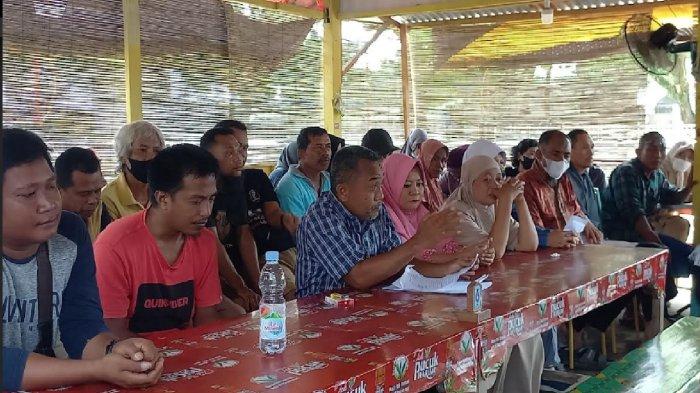 Para pedagang di kawasan Kali Kadia, Kota Kendari, Sulawesi Tenggara (Sultra) melakukan pertemuan dengan Dewan Perwakilan Rakyat Daerah (DPRD) Kota Kendari. Pertemuan tersebut dalam rangka menyampaikan aspirasi mengenai pemindahan para pedagang ke kawasan Eks MTQ yang akan dijadikan pusat kuliner oleh Pemerintah Kota Kendari.