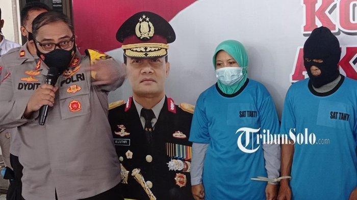 Kapolres Wonogiri, AKBP Dydit Dwi Susanto, saat bertanya kepada tersangka penggelapan premi asuransi Jiwasraya.