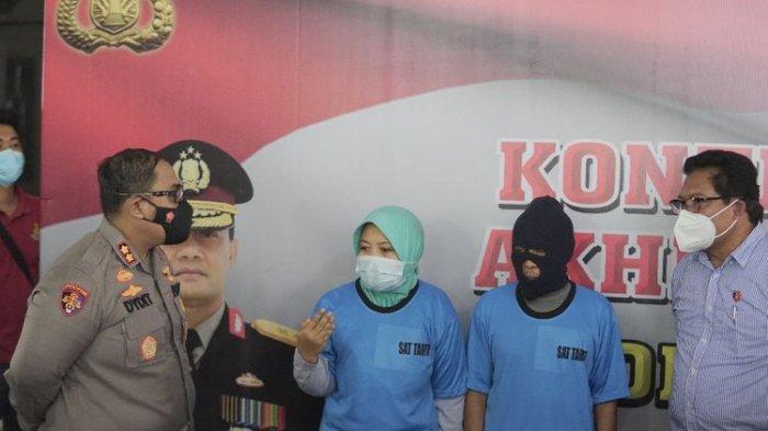 BINCANG—Kapolres Wonogiri, AKBP Dydit Dwi Susanto berbincang dengan tersangka AS, pelaku penggelapan uang jasa premi 31 perangkat desa di Kecamatan Girimarto di Mapolres Wonogiri, Kamis (30/12/2021).