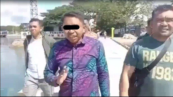 Uli (35), warga Desa Lapolea, Kecamatan Barangka, Kabupaten Muna Barat (Mubar), Sulawesi Tenggara (Sultra), pelaku percobaan pembakaran kantor DPRD dan KPU Mubar serta Kantor Kelurahan Butung-butung, Kabupaten Muna. Pria ini diduga mengalami gangguan kejiwaan.