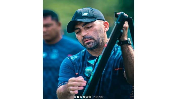 Pelatih Persik Javier Roca untuk memenuhi ekspektasi suporter penampilan perdana Marwin Angeles.