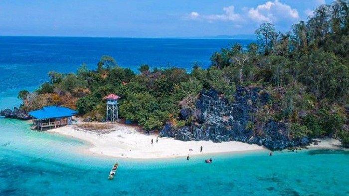Menjajaki pesona Sulawesi Tenggara (Sultra) dengan petualangan wisata bahari yang komplit, Pulau Hari bisa jadi rekomendasi