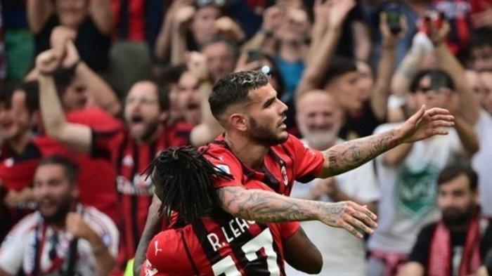 Penyerang AC Milan, Rafael Leao menggendong rekan setimnya, Theo Hernandez.