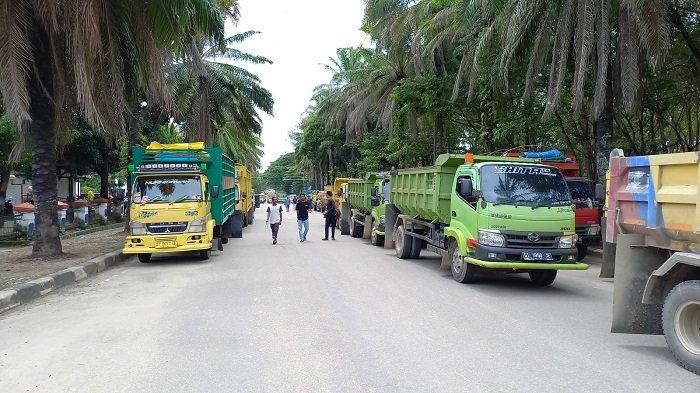 Ratusan sopir truk tersebut juga membawa serta sekira 150 kendaraan masuk ke dalam areal Kantor DPRD Sultra.(Foto: Fadli Aksar)