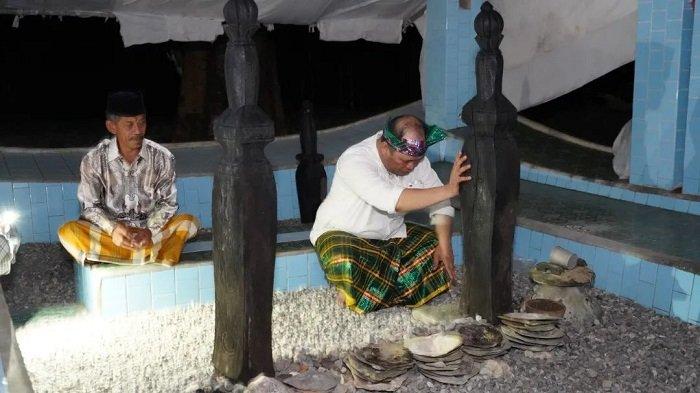 Bupati Konawe Utara, Ruksamin saat melakukan siarah di makan Sangia Wambulu.