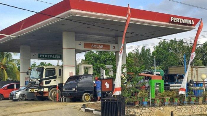 TAMPAK aktifitas pengisian BBM di SPBU Teratai, Kelurahan Watu-watu, Kecamatan Kendari Barat, Kota Kendari, Sulawesi Tenggara (Sultra), tetap berjalan normal meskipun sempat didemo dan dirazia oleh Persatuan Supir Truk (Pesot) Kota Kendari, Senin (1/8/2022).