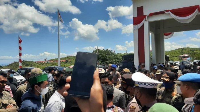 Mahasiswa yang tergabung dalam Cipayung Plus melakukan demonstrasi menolak kenaikan harga BBM di Kantor Dewan Perwakilan Rakyat Daerah atau DPRD Baubau di Kota Baubau, Sulawesi Tenggara (Sultra), pada Kamis (01/09/2022). Aksi menolak harga BBM naik tersebut sempat diwarnai kericuhan.