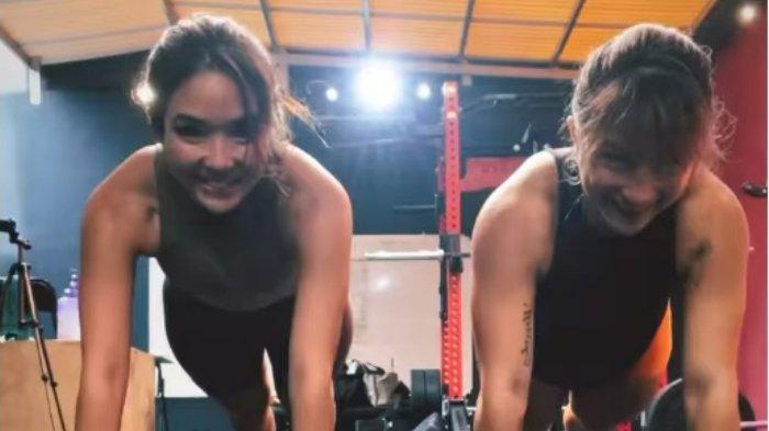 Video Gisel goyang 15 detik ‘mainan pagi’ viral hingga ditonton 5 juta kali di media sosial (medsos), bagian inipun disorot warganet. Goyangan artis bernama lengkap Gisella Anastasia kerap mencuri perhatian dan menjadi video viral diberbagai platform medsosnya.