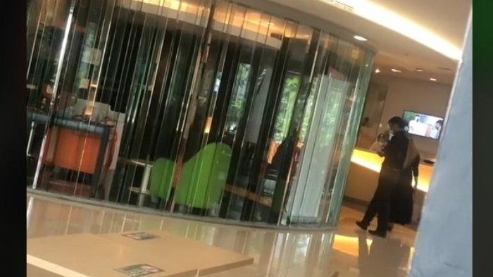 Video viral seorang anak pergoki ayah yang diduga selingkuh dengan wanita pelakor beredar di media sosial (medsos) pada Jumat (22/07/2022). Dalam video viral TikTok tersebut, tampak seorang pria paruh baya tengah berjalan berduaan dengan wanita.