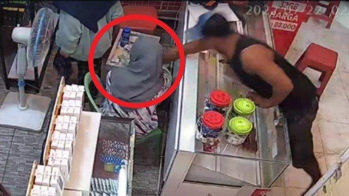 Viral aksi heroik 2 wanita gagalkan pencurian uang konter pulsa di Kota Kendari, Sulawesi Tenggara (Sultra), pada Kamis (21/07/2022) malam. Aksi itu terekam kamera CCTV konter COC Cell yang berlokasi di Jalan Supu Yusuf, Kelurahan Korumba, Kecamatan Mandonga, tersebut.