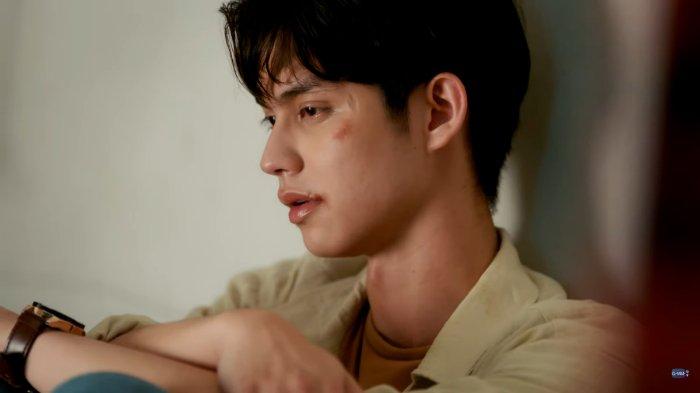 Bright Vachirawit Chivaaree (Kimhan) dalam drama Thailand romantis-komedi, Astrophile episode 16.
