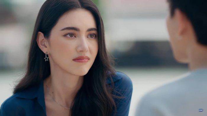 Mai Davika Hoorne (Nubdao) dan Off Jumpol Adulkittiporn (Tan) dalam drama Thailand romantis-komedi, Astrophile episode 16.