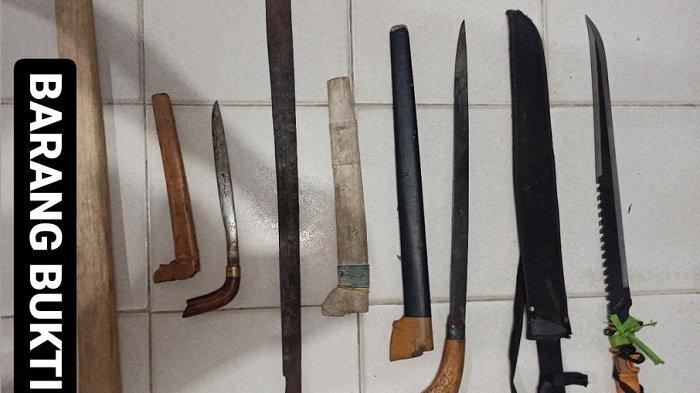 Polisi juga menyita barang bukti berupa 4 senjata tajam (sajam), terdiri dari 2 bilah parang, 1 samurai dan 1 badik.(Foto: Dok. Polresta Kendari)