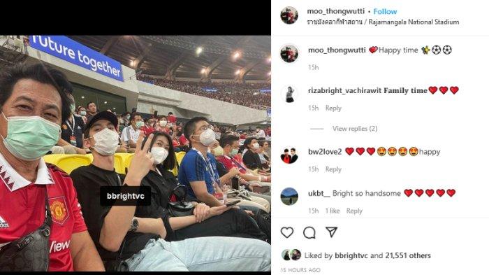 Bright Vachirawit Chivaaree dan pamannya saat menonton langsung pertandingan Manchester United vs Liverpool di Stadion Nasional Rajamangala, Bangkok Thailand pada Selasa (12/7/2022) malam.