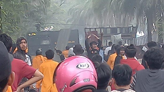 Seng tersebut digunakan mahasiswa sebagai tameng untuk mengahadapi tembakan gas air polisi.(Foto: Fadli Aksar)