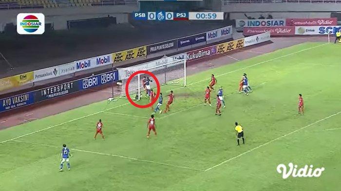 Duel Persija Jakarta vs Persib Bandung berlangsung pada Selasa (1/3/2022) malam ini. Jelang laga Persija vs Persib pada lanjutan BRI Liga 1 2021 itu, gelandang Marc Klok, mengunggah cuplikan video viral ‘gol hantu’.