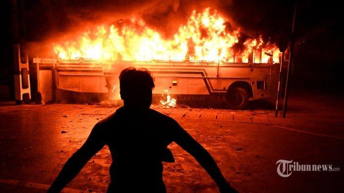 Seorang pengunjuk rasa meneriakkan slogan-slogan setelah membakar bus selama demonstrasi di luar rumah presiden Sri Lanka untuk menyerukan pengunduran dirinya karena krisis ekonomi negara yang belum pernah terjadi sebelumnya memburuk di Kolombo pada 31 Maret 2022