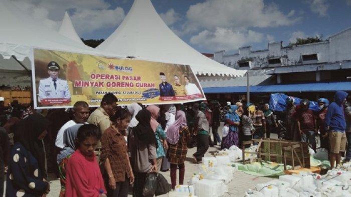 Pemkot Baubau bekerjasama Perum Bulog Baubau menggelar pendistribusian minyak goreng curah di Pasar Wameo, Kelurahan Wameo, Kecamatan Batupoaro, Kota Baubau, Sulawesi Tenggara (Sultra), Selasa (12/7/2022).