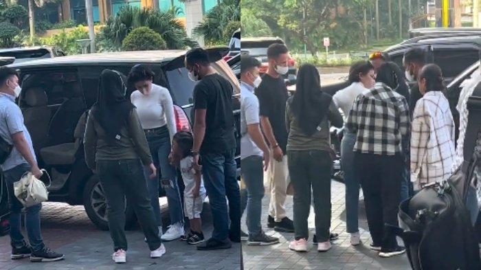 Nikita Mirzani saat ditangkap oleh penyidik Polres Serang Kota di Mall Senayan City, Jakarta pada Kamis (21/7/2022) sekitar pukul 14.50 WIB.