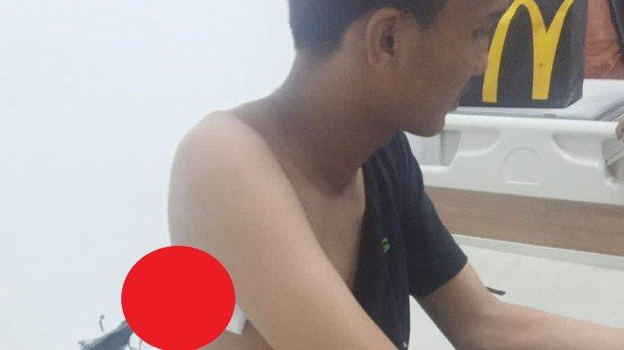 Detik-detik seorang pemuda dibusur pria misterius saat nongkrong di Jembatan Teluk Kendari, Kota Kendari, Provinsi Sulawesi Tenggara (Sultra). Aksi pembusuran yang menimpa korban bernama M Ajis Rifai (20) tersebut terjadi pada Rabu (21/9/2022) sekitar pukul 23.30 wita.