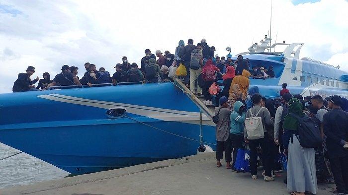 Suasana penumpang kapal yang memadati Pelabuhan Nusantara Kendari, hendak mudik lebaran Idul Fitri 2022 dengan rute Kendari - Raha - Bau-bau, Jumat (29/4/2022)