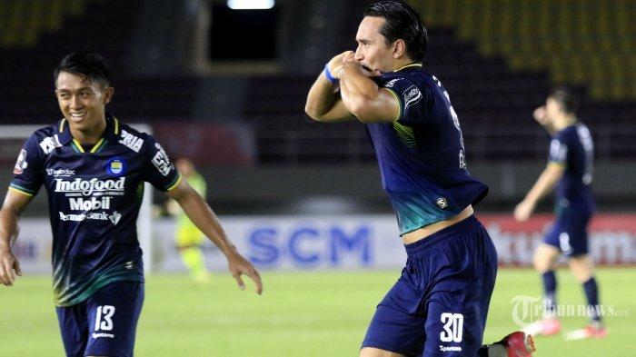 Pemain Persib Bandung, Ezra Walian (kanan).