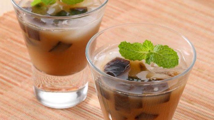 Resep mudah minuman dingin, manis, dan segar Es Cincau Jahe Kapucino untuk menu berbuka puasa Ramadan 2022.