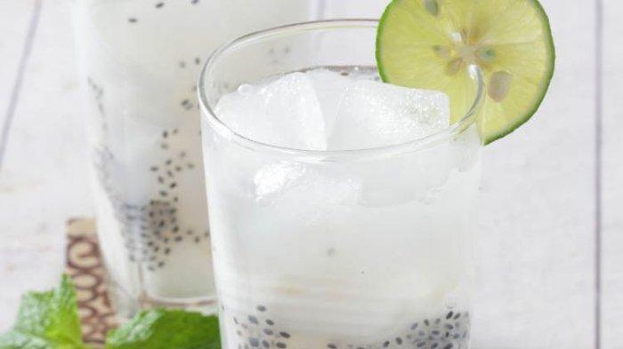 Resep mudah minuman dingin, manis, dan segar Es Kelapa Jeruk Nipis untuk melengkapi menu berbuka puasa Ramadan 2022.