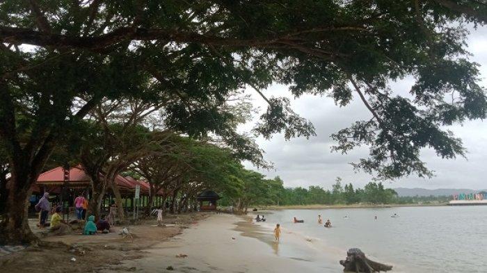 PANORAMA di Pantai Nambo yang berlokasi di Kelurahan Nambo, Kota Kendari, Sulawesi Tenggara. Beberawa wisatawan menikmatinya saat berkunjung, Jumat (14/5/2021).
