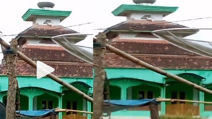 Beredar video viral lucu seorang pria yang hendak mengumumkan pemberitahuan di masjid viral di media sosial (medsos). Ia menjadi perhatian warga setempat gegara sulit mengucapkan 'diberitahukan' pada para warga. Terlebih warga sudah menanti pengumuman tersebut. Bahkan ada yang menunggu penyampaian informasi dari pria yang berada di masjid berwarna hijau.