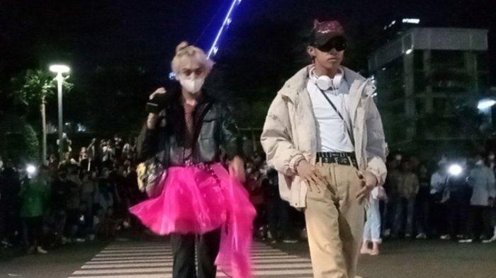 Berikut sosok pencetus Citayam Fashion Week dan lokasi sebenarnya, bukan figur Jeje, Roy, Bonge, atau Kurma yang kini viral. Inisiator Citayam Fashion Week ternyata adalah seorang pegawai swasta yang concern di bidang digital marketing bernama lengkap Abdul Sofi Al'lail atau Ale.