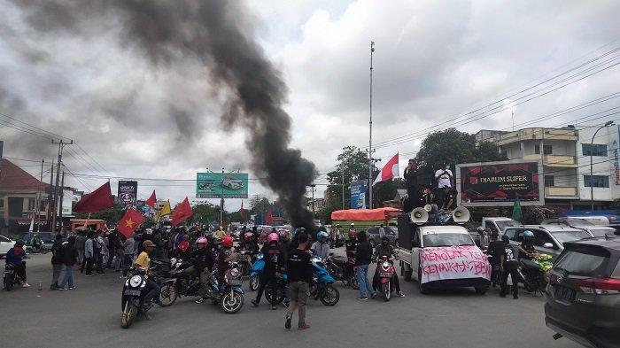 Sejumlah organisasi kemahasiswaan serta serta beberapa kelompok lainnya melakukan unjuk rasa menuntut keras agar harga BBM turun bertempat perempatan lalu lintas Pasar Baru Kota Kendari Provinsi Sulawesi Tenggara.