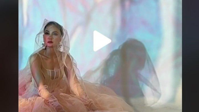 Terbaru video viral di TikTok reaksi Luna Maya saat ditanya kapan menikah disorot warganet hingga sudah ditonton 2,1 juta kali. Video viral terbaru sang aktris, model, dan presenter kondang tersebut diunggah melalui akun TikTok-nya @lunamaya.