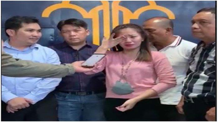 Alnaura selebgram cantik asal Palembang telah keluar dari Lapas perempuan Kelas II di Jl Merdeka setelah pengajuan banding dikabulkan Pengadilan Tinggi Palembang dan dinyatakan bebas.