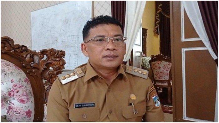 Bupati Musi Rawas Utara (Muratara), Devi Suhartoni mengingatkan para calon Kades dan pendukungnya agar jangan menjadikan Pilkades Muratara 2022 sebagai ajang untuk mempermalukan nama baik daerah.