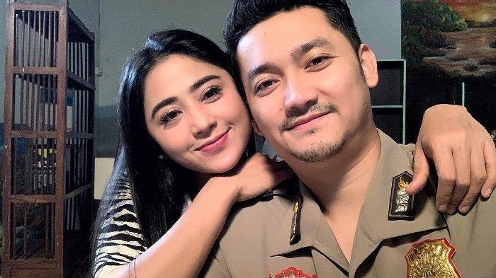 Dewi Perssik bersama sang suami, Angga Wijaya. Dewi Perssik jawab isu siksa suami dan buat mertua menangis