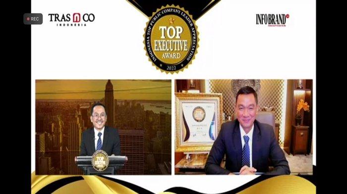 Direktur Utama PT PLN (Persero) Darmawan Prasodjo mendapatkan penghargaan