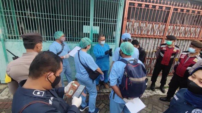 Dokter dan tim forensik didatangkan untuk usut kematian satu keluarga yang berada di Perumahan Citra Garden 1 Extension, Kalideres, Jakarta Barat pada Sabtu (12/11/2022).