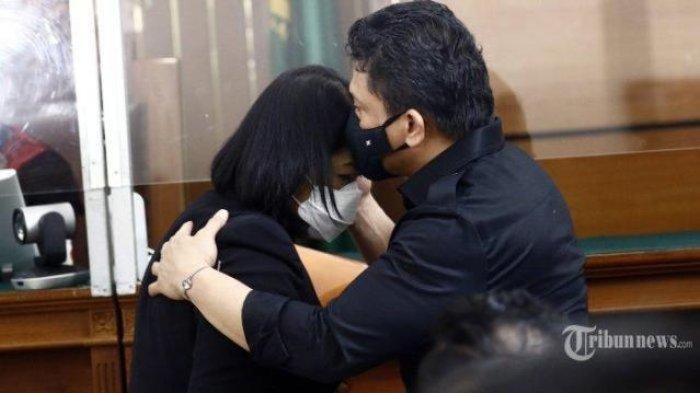 Putri Candrawathi dan Ferdy Sambo saling berpelukan saat bertemu di ruang sidang