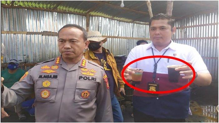 Kapolrestabes Palembang Kombes Pol Mokhammad Ngajib menunjukkan minyak solar mentah yang belum dan sudah dioplos dengan bleaching sehingga lebih jernih, saat gerebek gudang solar ilegal di Palembang, Senin (28/11/2022).