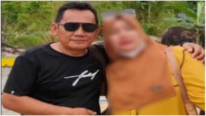 Hartoni, Kades Kuala 12 Tulung Selapan OKI tewas dibunuh, Jumat (29/7/2022) malam. Foto almarhum semasa hidup bersama istri.