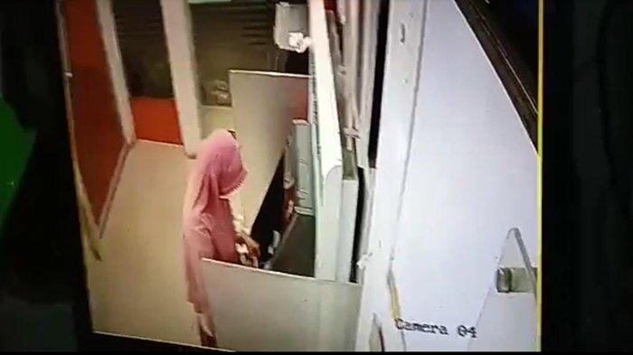 Kartu ATM tertelan begini cara mengurusnya. Jika berada di kondisi kartu ATM tertelan, penting bagi nasabah tidak perlu panik, Rabu (21/9/2022).