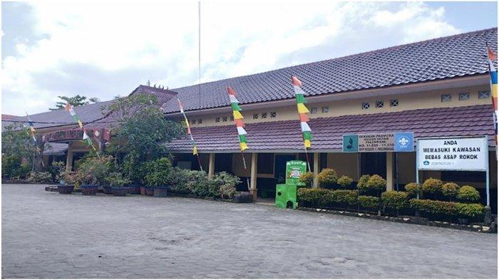 Kasus Covid 19 Palembang, seorang siswa SMPN 1 Palembang positif terpapar Corona. Tampak terlihat sunyi dan sepi tidak ada satupun siswa maupun guru yang melakukan pembelajaran tatap muka di SMP Negeri 1 Palembang, Jumat (30/9/2022).