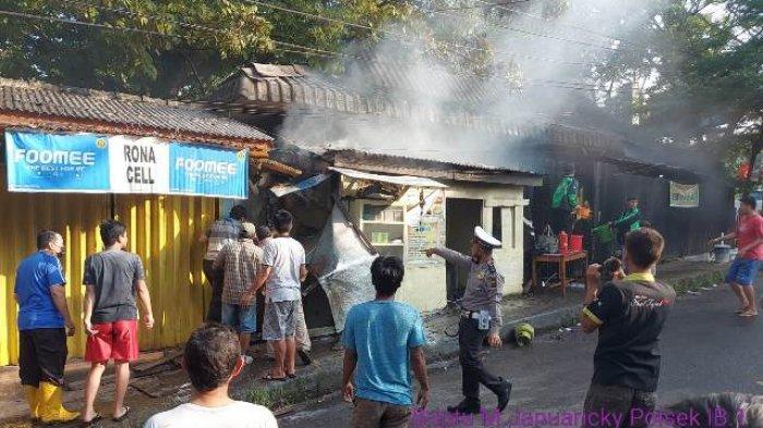 Kebakaran di kios Pasar Padang Selasa Palembang akibat ledakan gas LPG 3 kg, Selasa (14/6/2022)